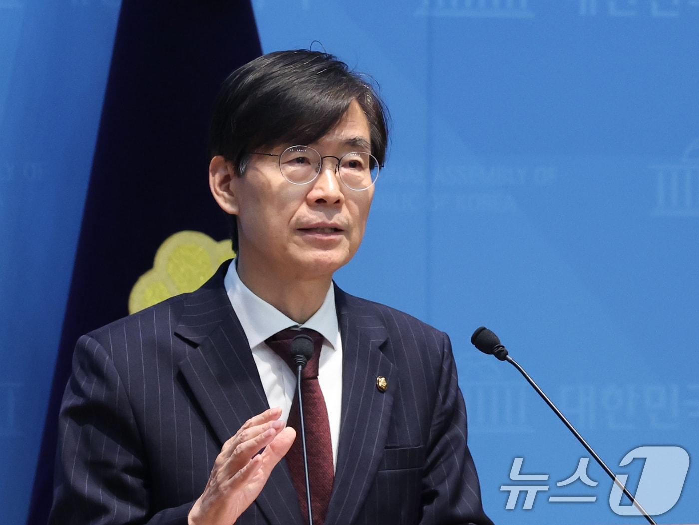 본문 이미지 - 조경태 국민의힘 의원이 지난달 28일 오후 서울 여의도 국회 소통관에서 중앙윤리위원회의 징계 관련 기자회견을 하고 있다. 조 의원은 야당 몫 국회부의장으로 박덕흠 의원을 선출하는 본회의 과정에서 더불어민주당 등 다른 당 의원들에게 박 의원의 낙선을 요청하는 전화를 돌렸다는 이유로 윤리위에 제소됐다. 2026.7.28 ⓒ 뉴스1 황기선 기자