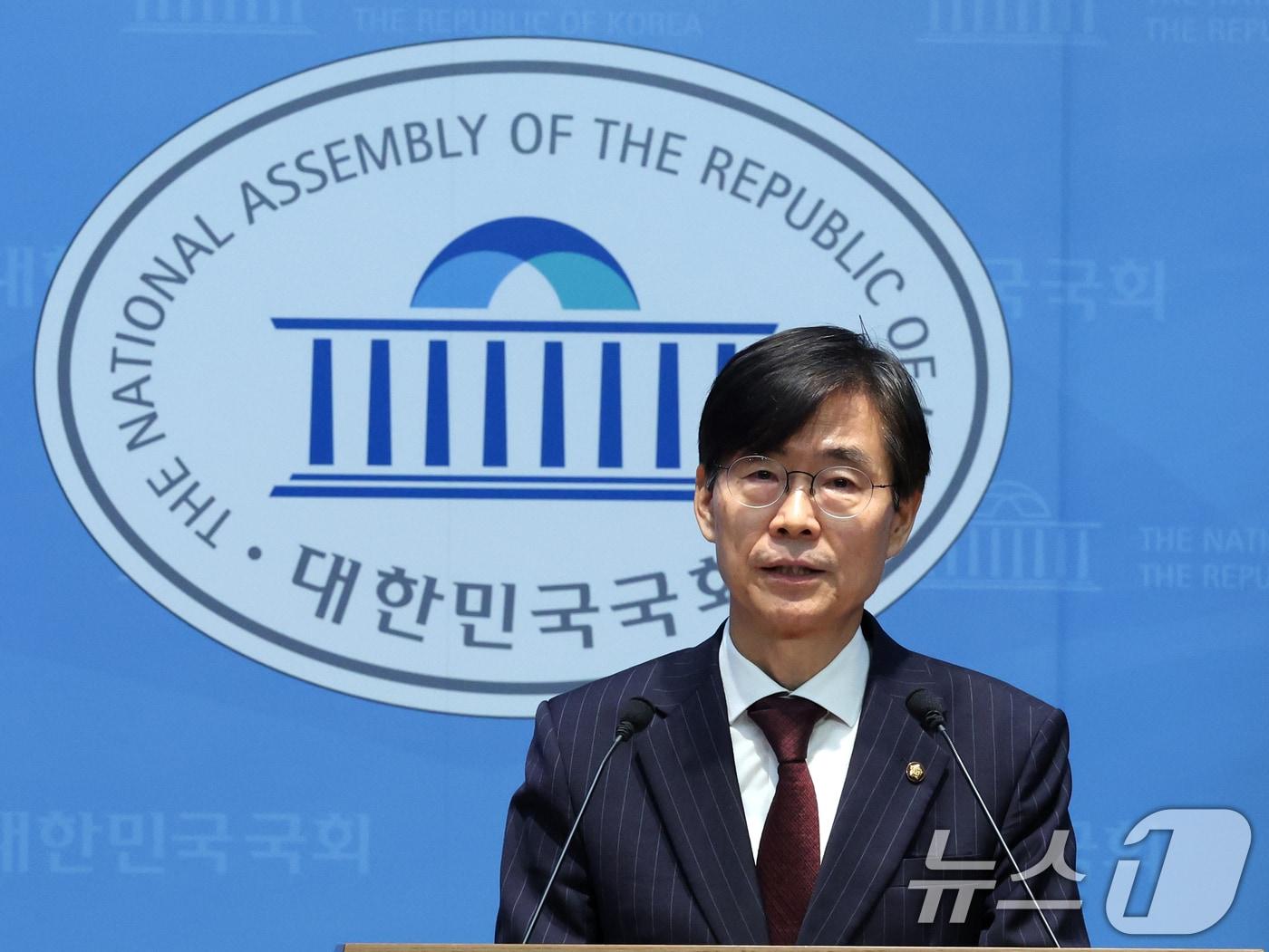 본문 이미지 - 조경태 국민의힘 의원이 28일 오후 서울 여의도 국회 소통관에서 중앙윤리위원회의 징계 관련 기자회견을 하고 있다. 조 의원은 야당 몫 국회부의장으로 박덕흠 의원을 선출하는 본회의 과정에서 더불어민주당 등 다른 당 의원들에게 박 의원의 낙선을 요청하는 전화를 돌렸다는 이유로 윤리위에 제소됐다. 2026.7.28 ⓒ 뉴스1 황기선 기자