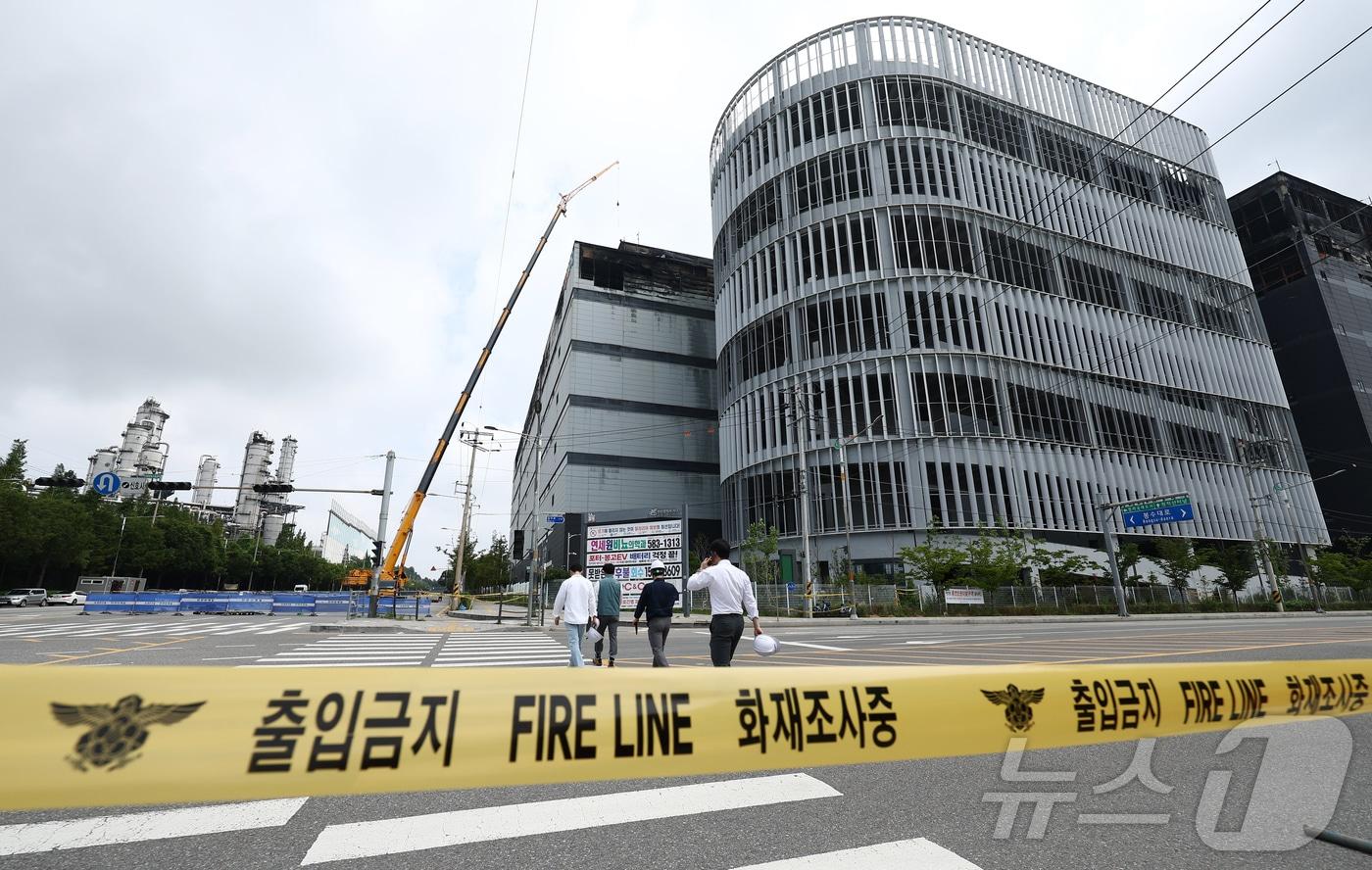 본문 이미지 - 인천 쿠팡 물류센터 화재 조사를 위한 합동 감식이 진행된 28일 인천 서해구 쿠팡32물류센터에서 감식팀이 이동하고 있다. 2026.7.28 2026.7.28 ⓒ 뉴스1 김민지 기자