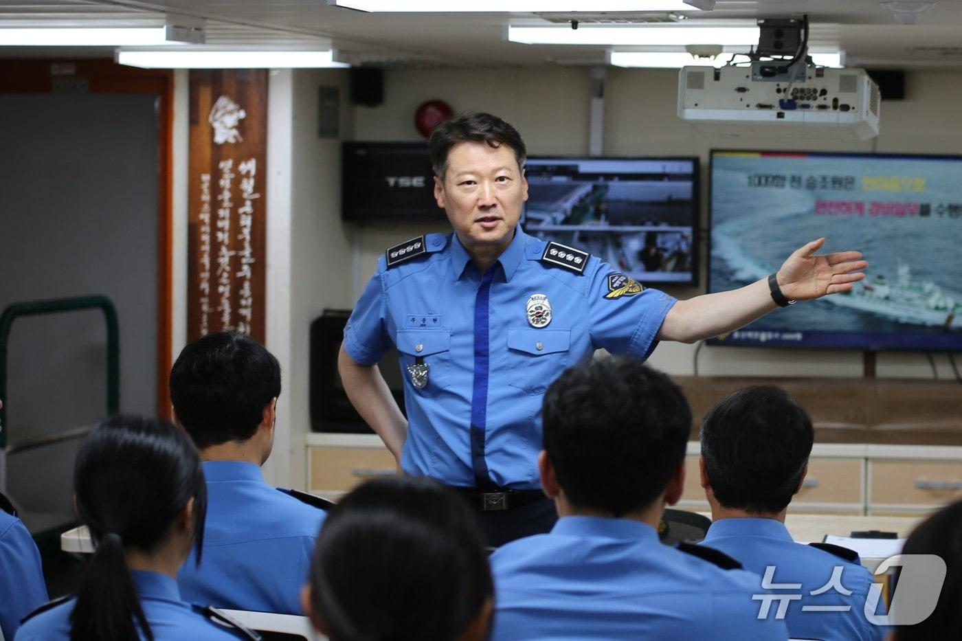 본문 이미지 - ​울산해양경찰서 주용현 신임 서장이 28일 관내 해상 주요현장을 방문해 치안현장 점검을 실시했다.(울산해경 제공. 재판매 및 DB금지)/뉴스1
