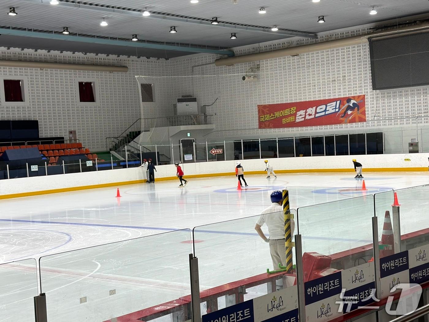 본문 이미지 - 춘천 송암스포츠타운 실내빙상장에서 스케이트를 타는 어린이들. 2026.7.28 /뉴스1 한귀섭 기자 