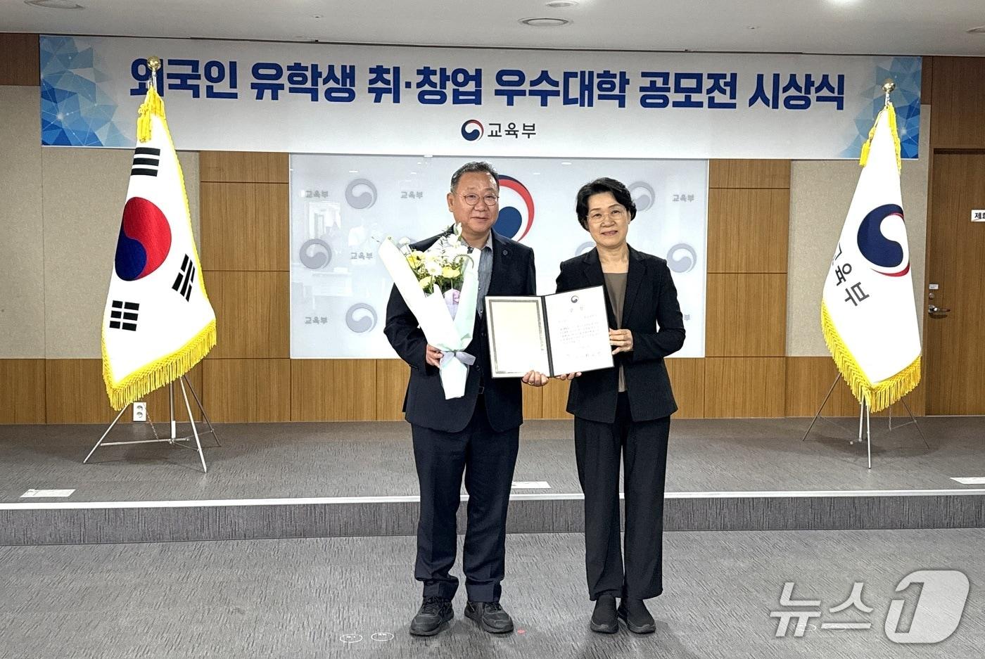 본문 이미지 - 왼쪽부터 이준헌 미래창업원장, 최은옥 교육부 차관(충남대학교 제공·재판매 및 DB 금지)/뉴스1