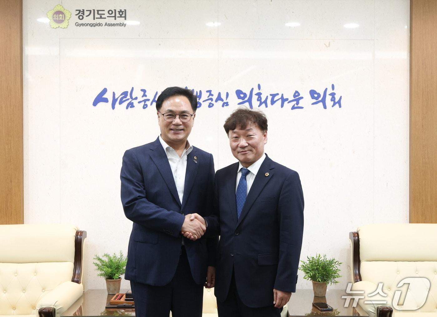 본문 이미지 - 28일 남종섭 경기도의회 의장(오른쪽)이 의장 집무실에서 송형곤 전남광주통합특별시의회 의장과 만나 지방의회법 제정을 위한 협력 방안을 논의했다.(도의회 제공. 재판매 및 DB금지)/뉴스1