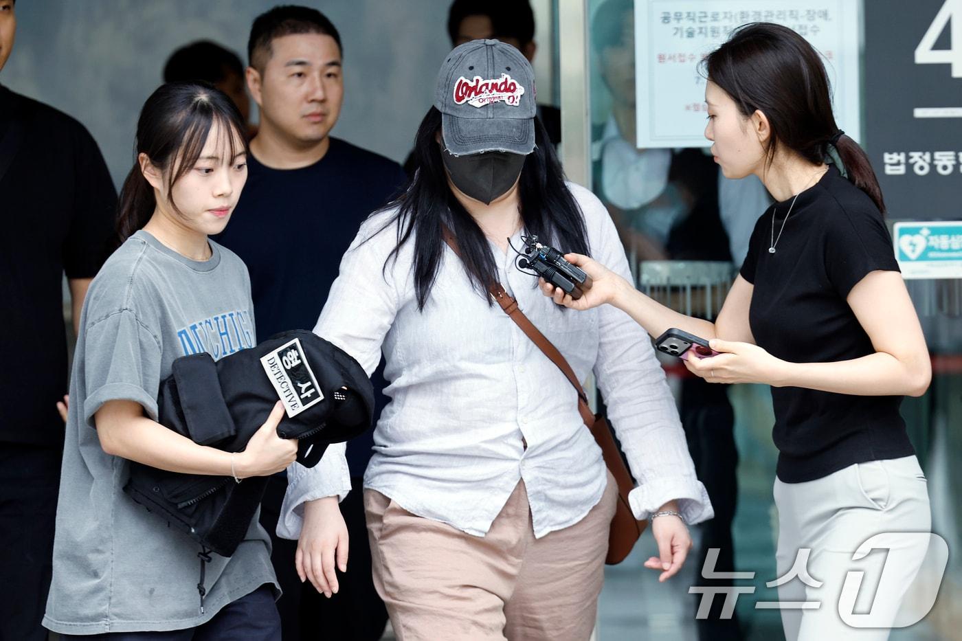 본문 이미지 - 잠실 개표소 봉쇄 시위 현장에서 언론사 취재기자를 폭행해 폭행치상·특수감금 등 혐의를 받는 시위 참가자 30대 여성이 28일 오후 서울시 송파구 법원로 서울동부지방법원에서 구속 전 피의자 심문(영장실질심사)을 받은 뒤 법정에서 나오고 있다. 2026.7.28 ⓒ 뉴스1 박정호 기자