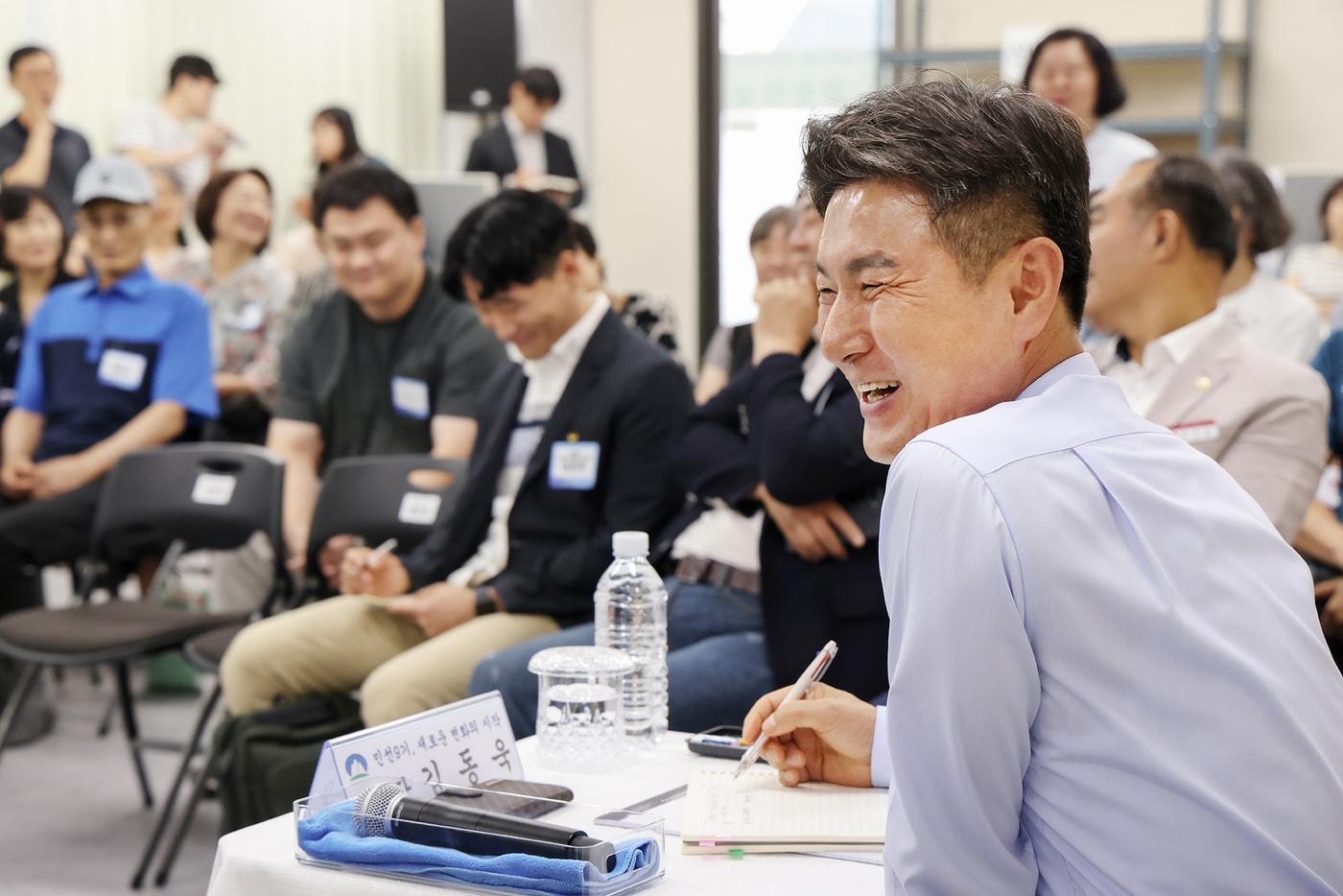 본문 이미지 - 김동욱 도봉구청장이 지난달 20일 방학1동 주민센터 3층 강당에서 열린 주민소통간담회에서 주민과 대화를 나누고 있다.(도봉구 제공)