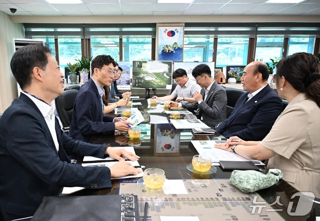 본문 이미지 - 박형덕 동두천시장과 주한미군기지지원단이 동두천 소재 미군공여지 반환 및 개발 문제 등을 논의하는 모습. (동두천시 제공)