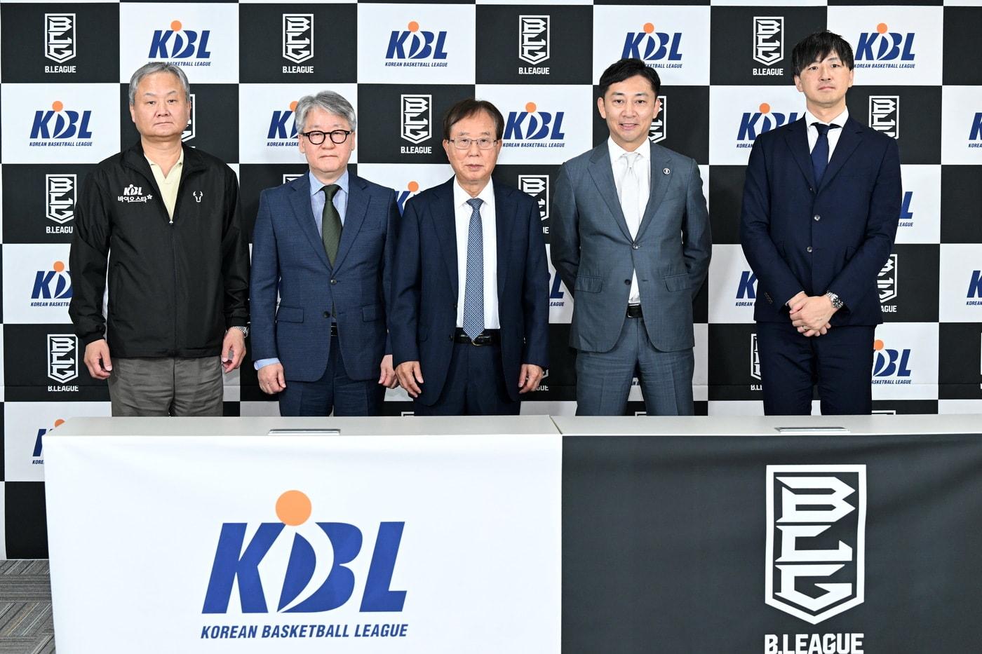 본문 이미지 - KBL은 일본 프로농구 리그 B.리그의 유망 심판 3명을 초청해 8월3일부터 7일까지 비시즌 심판 집중 훈련 프로그램을 운영한다고 28일 밝혔다.(KBL 제공)