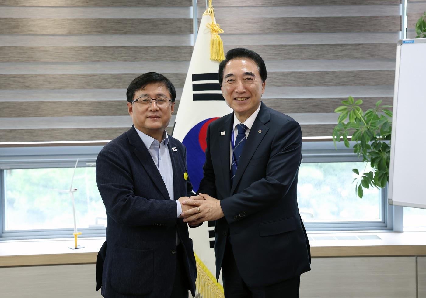 본문 이미지 - 박수현 충남지사(오른쪽)와 김성환 기후에너지환경부 장관 (도 제공. 재판매 및 DB금지)/뉴스1