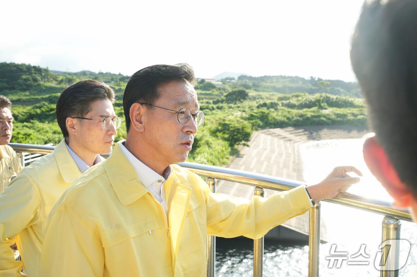 본문 이미지 -  성읍저수지를 둘러보는 위성곤 제주지사,(제주도청 제공. 재판매 및 DB 금지)/뉴스1