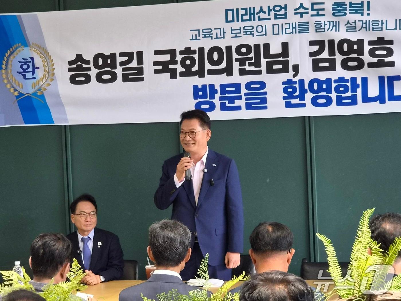 본문 이미지 - 송영길 더불어민주당 대표 후보가 28일 오후 충북 청주시 흥덕구 한 카페에서 열린 당원 타운홀미팅에서 발언하고 있다. 2026.7.28/뉴스1