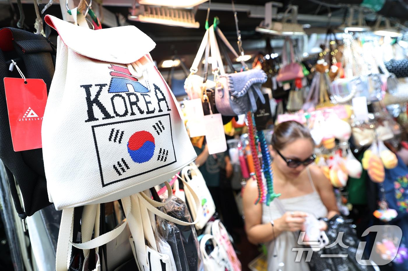 본문 이미지 - 올해 상반기 한국을 찾은 외국인 관광객이 전년 대비 21.3% 늘어난 1071만 명을 넘어섰다. 문화체육관광부가 28일 발표한 상반기 방한 관광 동향에 따르면 지난 6월 한 달간 한국을 찾은 외국인은 199만명으로 전년 대비 23.1% 증가한 가운데 외국인 신용카드 관광지출액은 2조544억원으로 5월에 이어 두 달 연속 2조 원을 넘어섰다. 이에 따라 상반기 누적 지출액은 10조389억원으로 처음 10조원을 돌파했다 사진은 28일 오후 서울 중구 명동거리의 한 상점을 둘러보는 외국인관광객 모습. 2026.7.28 ⓒ 뉴스1 오대일 기자