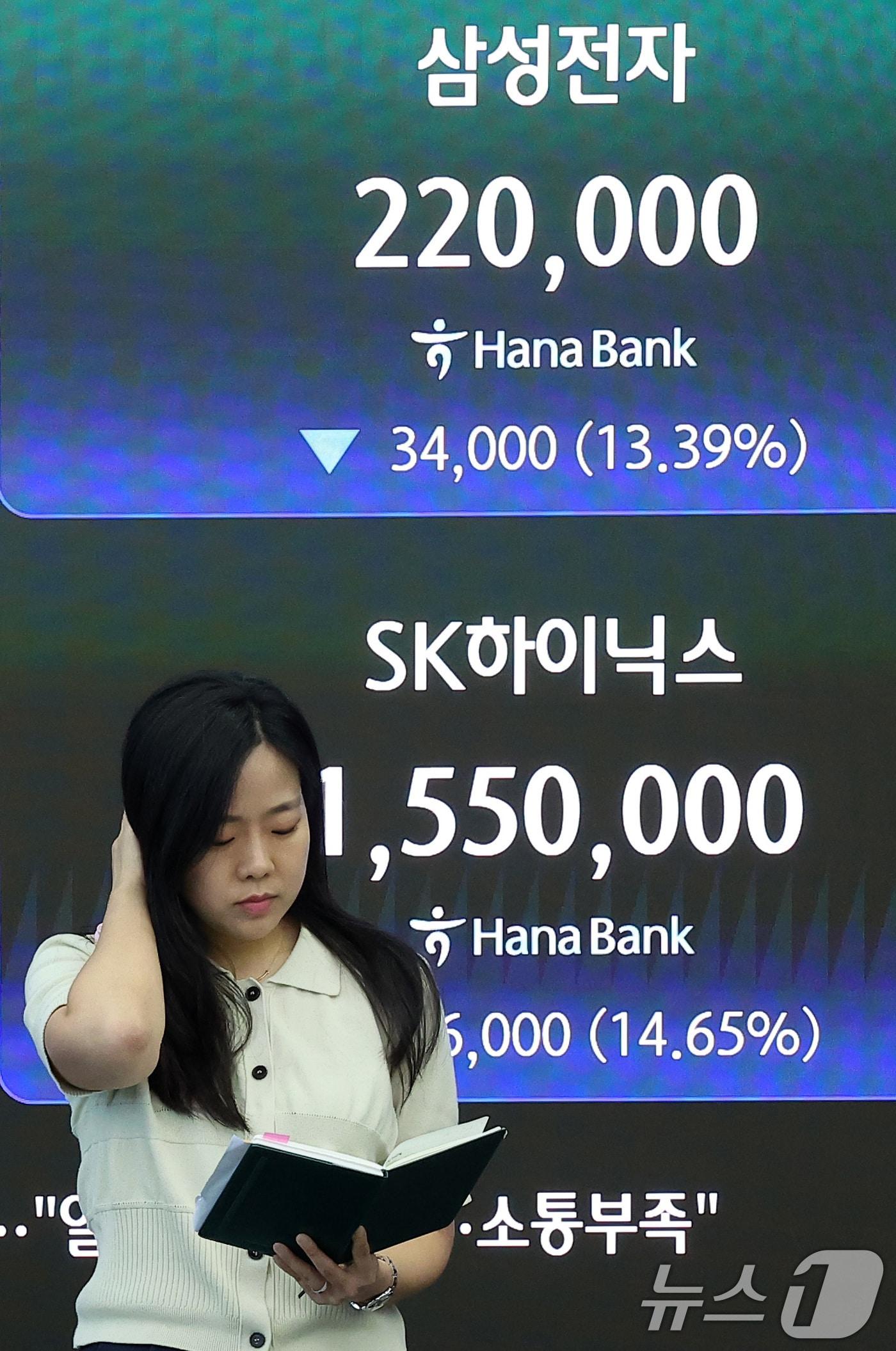 본문 이미지 - 코스피 지수가 장중 6000선이 붕괴된 28일 서울 중구 하나은행 본점 딜링룸 전광판에 삼성전자와 SK하이닉스 종가가 나오고 있다.  2026.7.28 ⓒ 뉴스1 김성진 기자