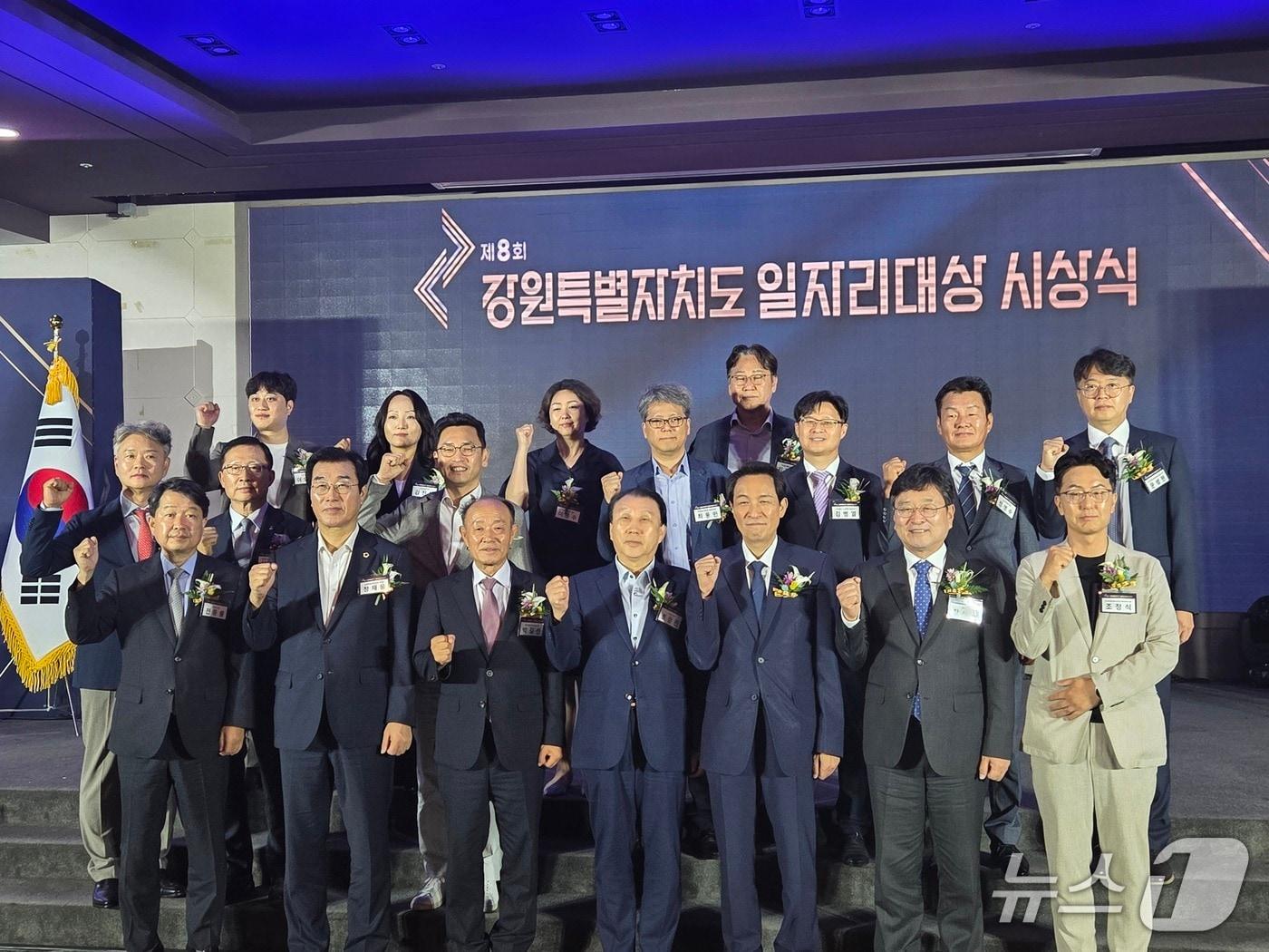 본문 이미지 - 제8회 강원특별자치도 일자리대상 시상식이 28일 춘천 스카이컨벤션에서 열린 가운데, 수상 기업 10곳 중 6곳이 원주 기업인 것으로 나타났다. (원주시 제공. 재판매 및 DB금지) 2026.7.28/뉴스1