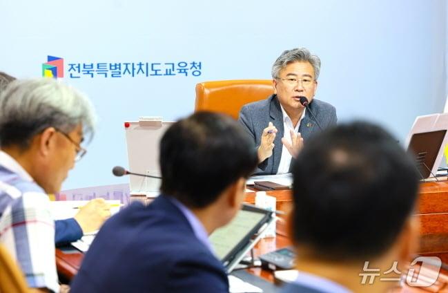 본문 이미지 - 전북교육청이 28일 개최된 주간 정책회의를 실시간으로 중계했다. 또 앞으로 기관장 회의도 중계할 게획이다.(전북교육청 제공, 재판매 및 DB 금지)/뉴스1