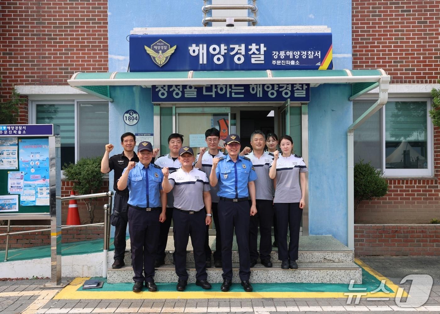 본문 이미지 - 강릉해경 주문진 파출소 현장 점검 후 직원들과 기념촬영하는 김정수 서장.(앞줄 오른쪽. 강릉해경 제공, 재판매 및 DB 금지) 2026.7.28/뉴스1