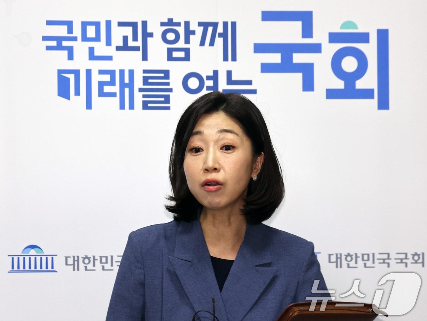 본문 이미지 - 장현주 국회의장실 공보소통수석비서관이 28일 오후 서울 여의도 국회에서 개헌 관련 브리핑을 하고 있다. 2026.7.28 ⓒ 뉴스1 황기선 기자