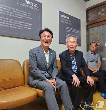 본문 이미지 - 김민석 더불어민주당 당대표 후보(왼쪽)와 김장하 선생이 28일 진주 남성당 교육관에서 환담을 나누고 있다. 2026.7.28/뉴스1 한송학기자