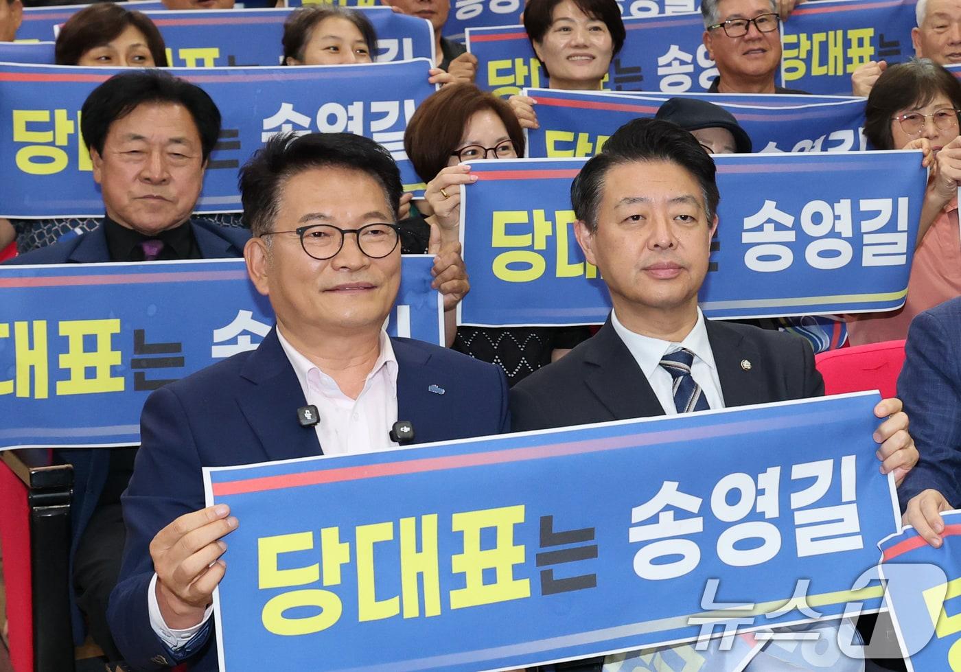 본문 이미지 - 송영길 더불어민주당 당대표 후보가 28일 대전 서구 대전여성가족원에서 열린 타운홀미팅에서 지지자들과 기념촬영을 하고 있다. 2026.7.28 ⓒ 뉴스1 김기태 기자