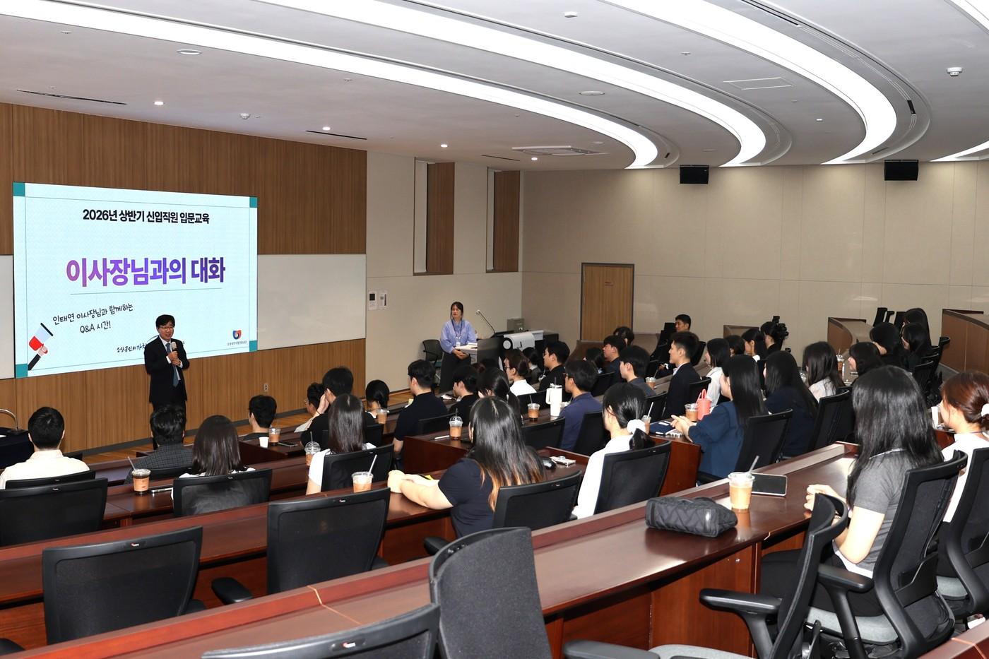 본문 이미지 - 28일 신입직원들을 만나 소통의 시간을 가진 인태연 소진공 이사장 (소진공 제공)