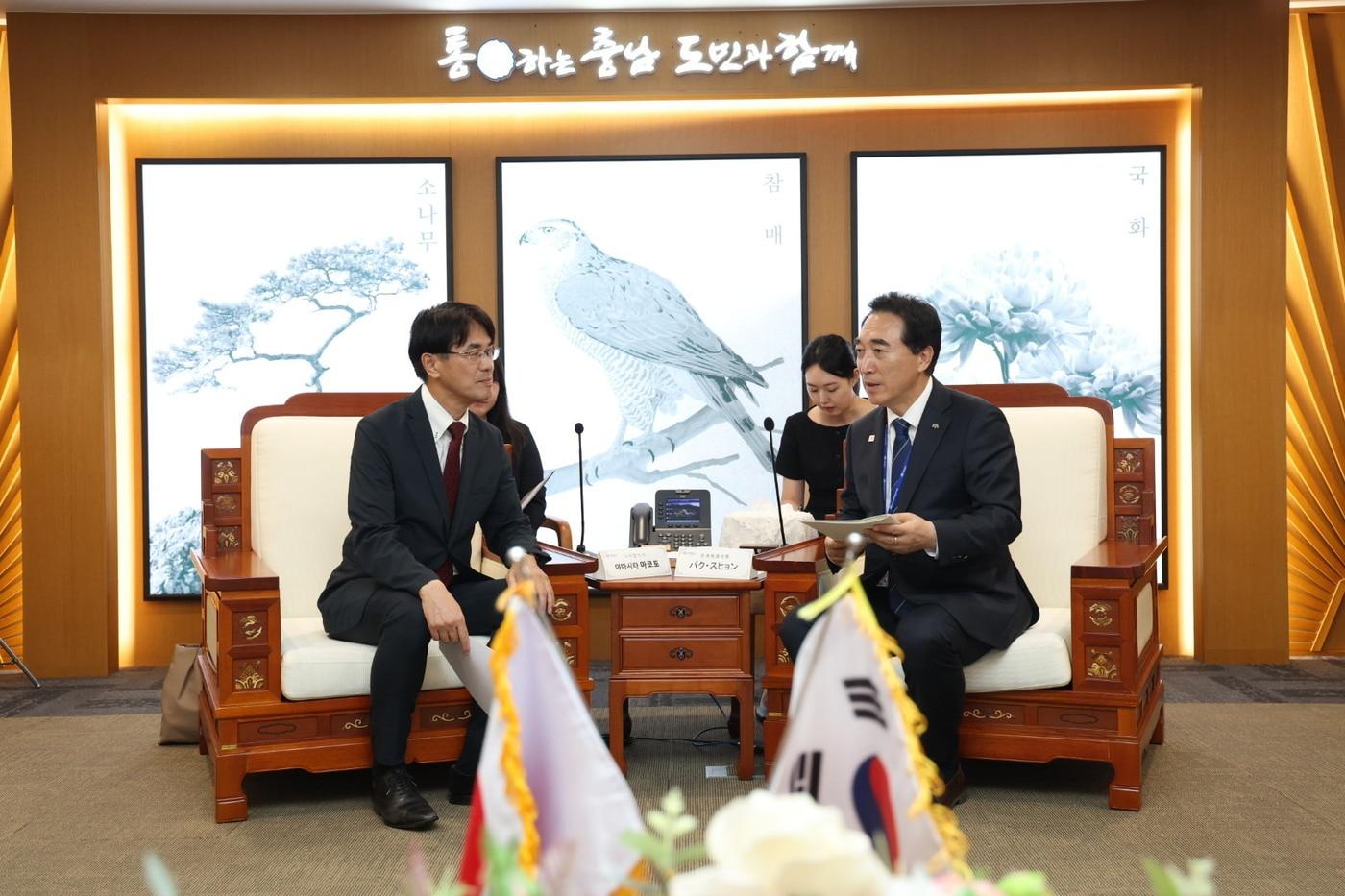 본문 이미지 - 박수현 지사(오른쪽)와 야마시타 마코토 일본 나라현지사 (도 제공. 재판매 및 DB금지)/뉴스1