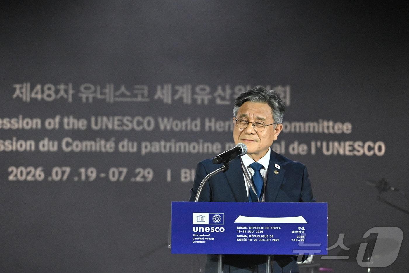 본문 이미지 - 허민 국가유산청장이 28일 부산 벡스코 컨벤션홀에서 열린 제48차 유네스코 세계유산위원회 폐회식에 참석해 지난 열흘간 위원회의 성공적인 운영을 이끈 의장단과 유네스코 사무국, 그리고 각국 대표단과 참가자들에게 감사의 인사를 전하고 있다. (국가유산청 제공. 재판매 및 DB 금지) 2026.7.28 ⓒ 뉴스1 포토공용 기자