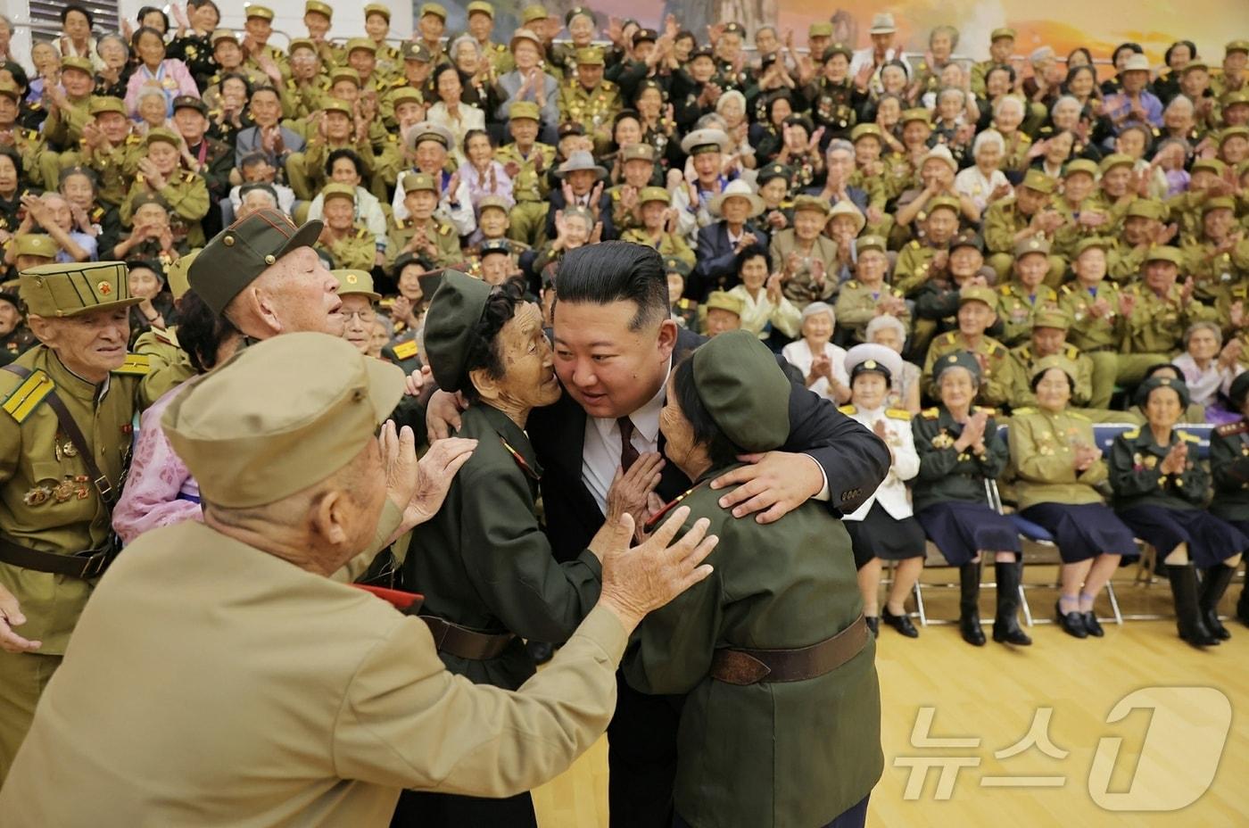 본문 이미지 - (평양 노동신문=뉴스1) = 북한 노동당 기관지 노동신문은 29일 김정은 노동당 총비서가 전날 조국해방전쟁승리 73주년 경축행사에 참가한 전쟁노병과 전시공로자들을 만나 기념사진을 찍었다고 보도했다. 신문은 김 총비서가 참가자들의 손을 "따뜻이 잡아줬다"라고 전했다. [국내에서만 사용가능. 재배포 금지. DB 금지. For Use Only in the Republic of Korea. Redistribution Prohibited] rodongphoto@news1.kr