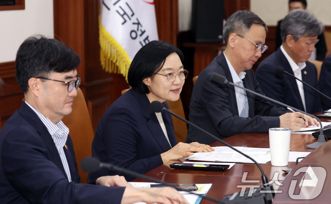 본문 이미지 - 한성숙 국무총리가 29일 오전 서울 종로구 세종대로 정부서울청사에서 열린 비상경제 점검회의에서 모두 발언을 하고 있다. 2026.7.29 ⓒ 뉴스1 김명섭 기자