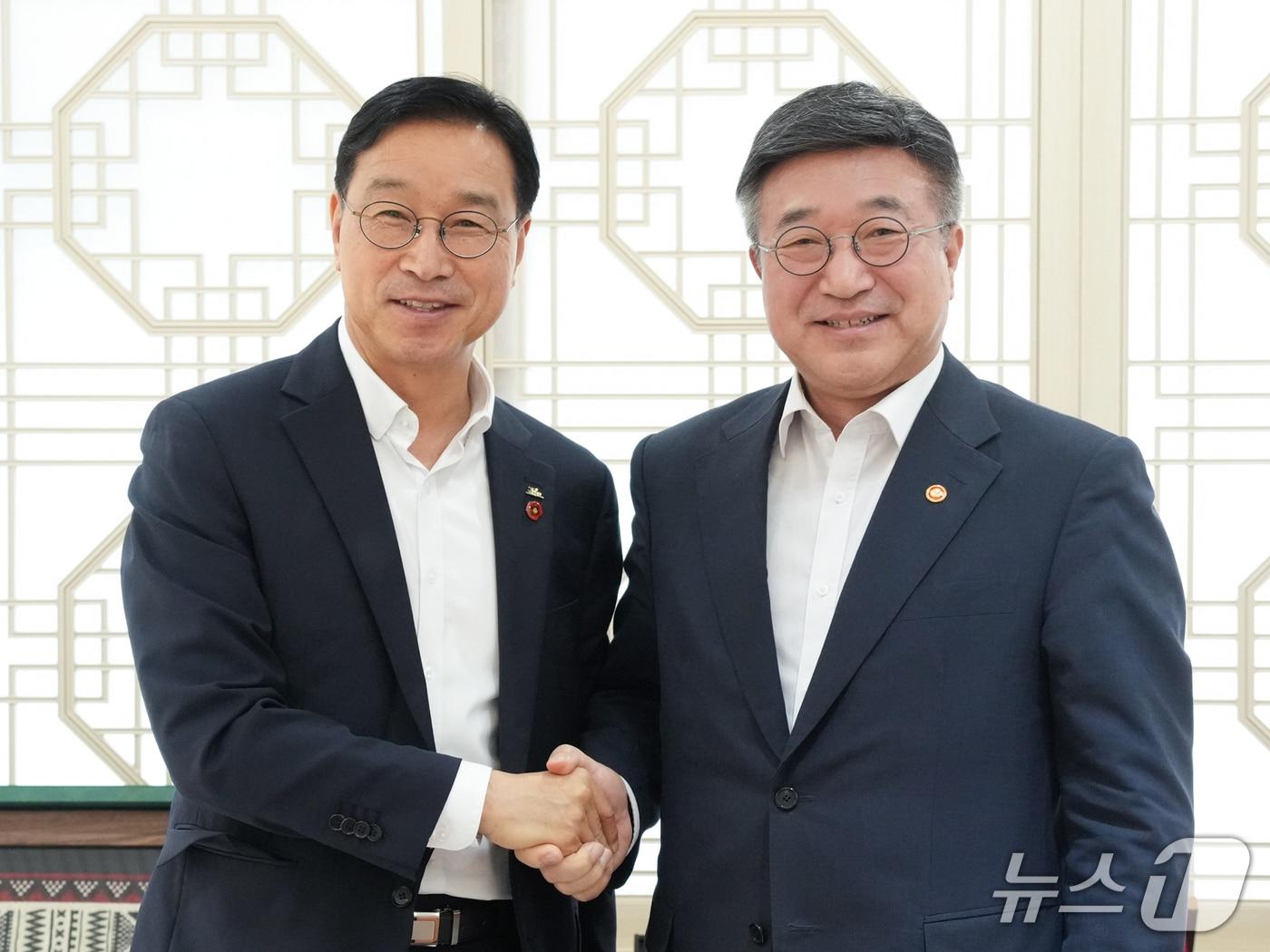 본문 이미지 - 위성곤 제주지사(왼쪽)와 윤호중 행안부장관.(제주도청 제공. 재판매 및 DB 금지)/뉴스1 