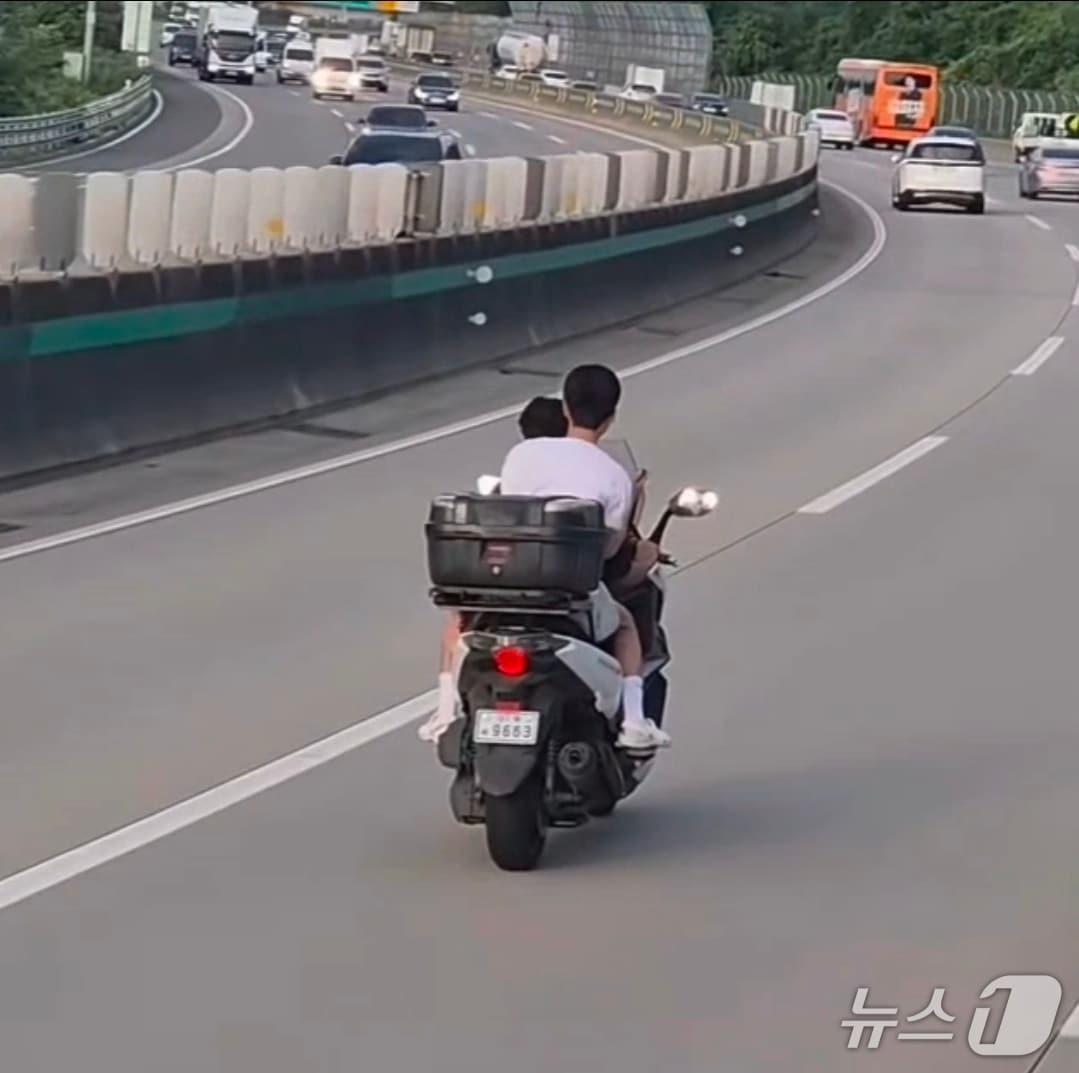 본문 이미지 - 지난 27일 오후 대구 경부고속도로 북대구IC에서 금호JC 사이 서울 방향으로 오토바이를 탄 2명이 헬멧도 쓰지 않은 채 달리고 있다.(SNS 갈무리)2026.7.29/뉴스1