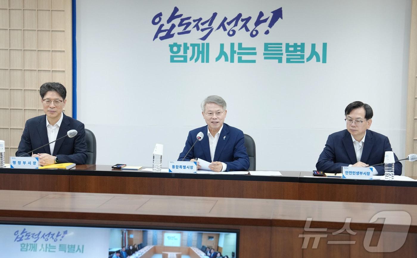 본문 이미지 - 민형배 전남광주통합특별시장(왼쪽 두번째).(전남광주통합특별시 제공. 재판매 및 DB금지) 2026.7.29/뉴스1