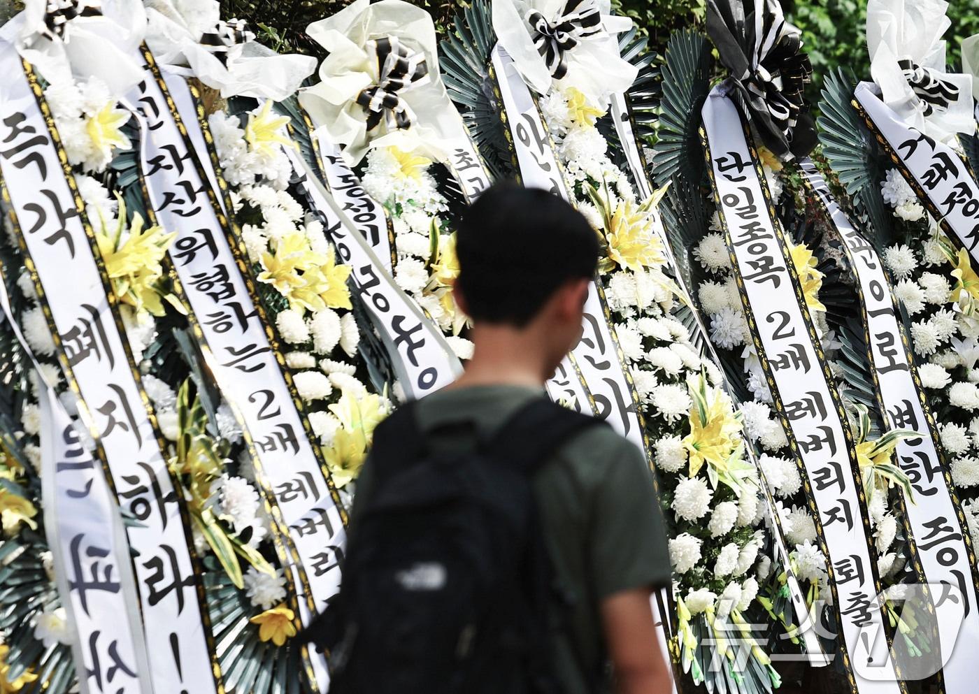 본문 이미지 - 지난달 29일 서울 여의도 국회의사당 정문 앞에 주식시장 정상화를 위한 모임이 설치한 단일종목 레버리지 ETF 상장 폐지를 촉구 근조화환이 설치돼 있다. 2026.7.29 ⓒ 뉴스1 이종수 기자