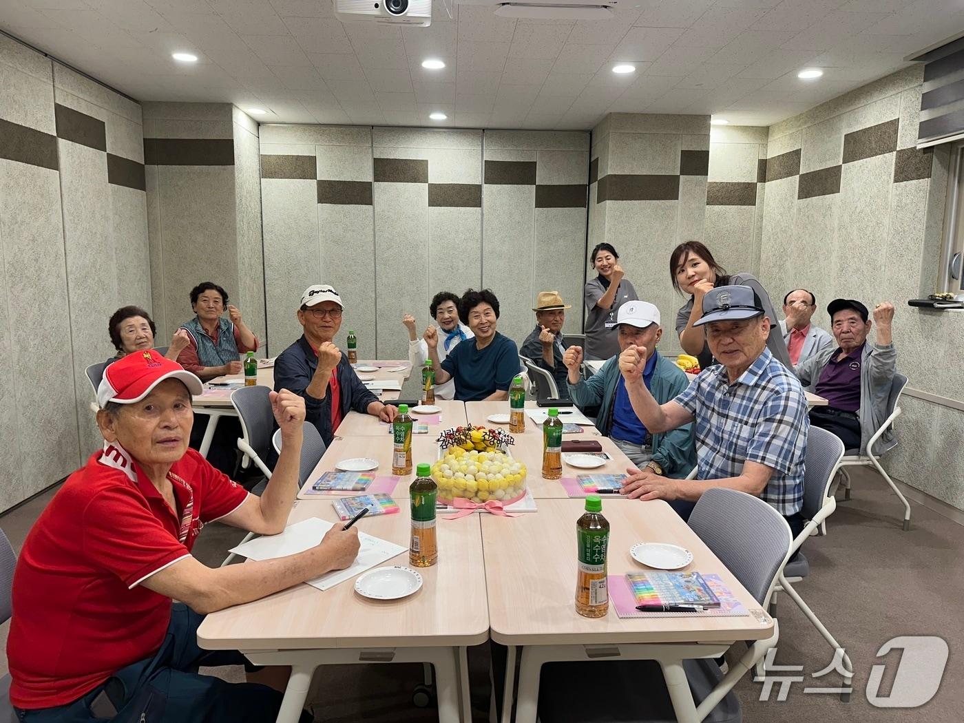 본문 이미지 -  '오(五)! 감(感) 잡았어' 프로그램 참여자들이 기념사진을 찍고 있다.( 진도군노인복지관 제공, 재판매 및 DB 금지)/뉴스1