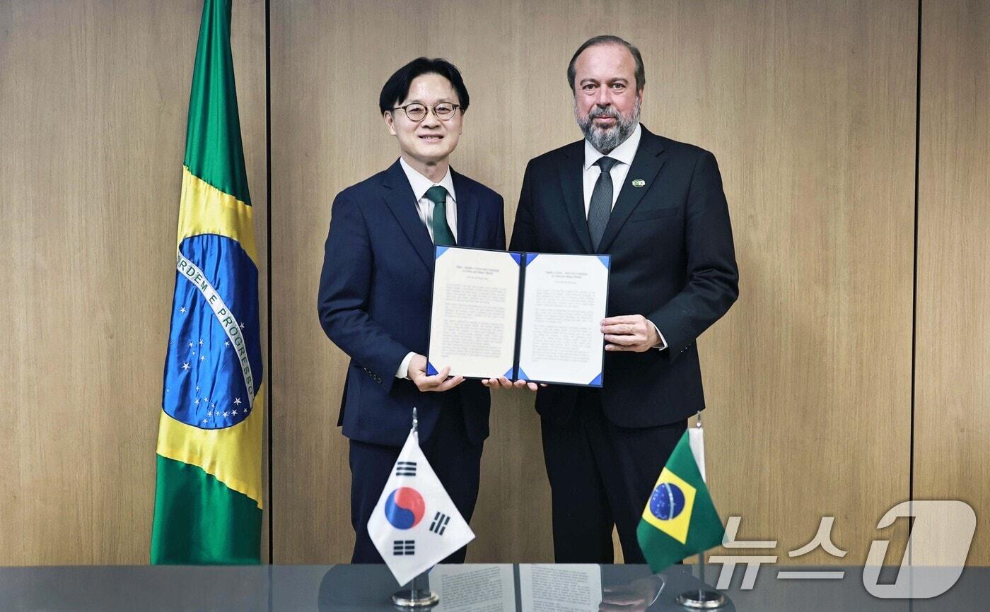 본문 이미지 - 김정관 산업통상부 장관과 알렉산드르 실베이라 브라질 광업에너지부 장관이 27일(현지시간) 브라질 광업에너지부 접견실에서 한-브라질 핵심 및 전략광물 공동선언문을 들고 기념촬영을 하고 있다. (산업통상부 제공. 재판매 및 DB금지) 2026.7.29 ⓒ 뉴스1