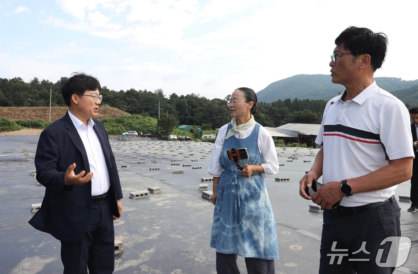 본문 이미지 - 조용식 교육감(왼쪽 첫번째)이 29일 최근 불법 폐기물 매립으로 논란이 된 두서면 내외리 일대을 찾아 관계자들과 현장을 확인하고 있다.(울산시교육청 제공. 재판매 및 DB금지)/뉴스1