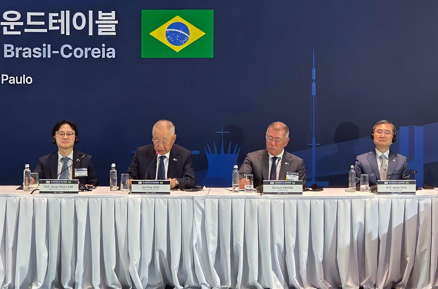 본문 이미지 - 한국경제인협회는 브라질 무역투자진흥기관(ApexBrasil)과 28일(현지시간) 상파울루에서 '한-브라질 비즈니스 라운드테이블'을 개최하고 바이오 헬스, 식품, 항공우주 분야에서 총 6건의 업무협약(MOU)을 체결했다(한경협제공)