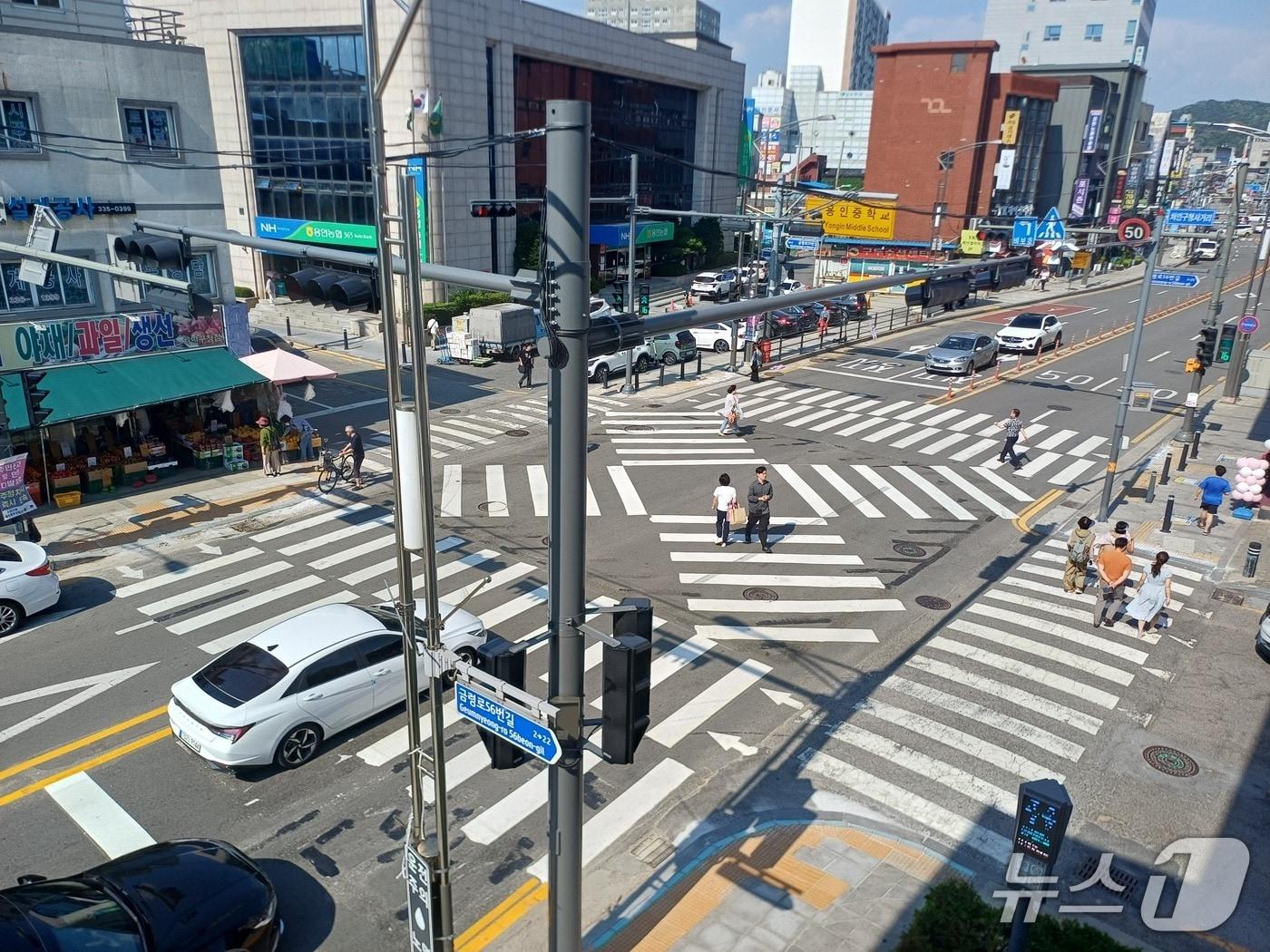 본문 이미지 - 대각선 횡단보도가 설치된 처인구청사거리 모습.(용인시 제공)