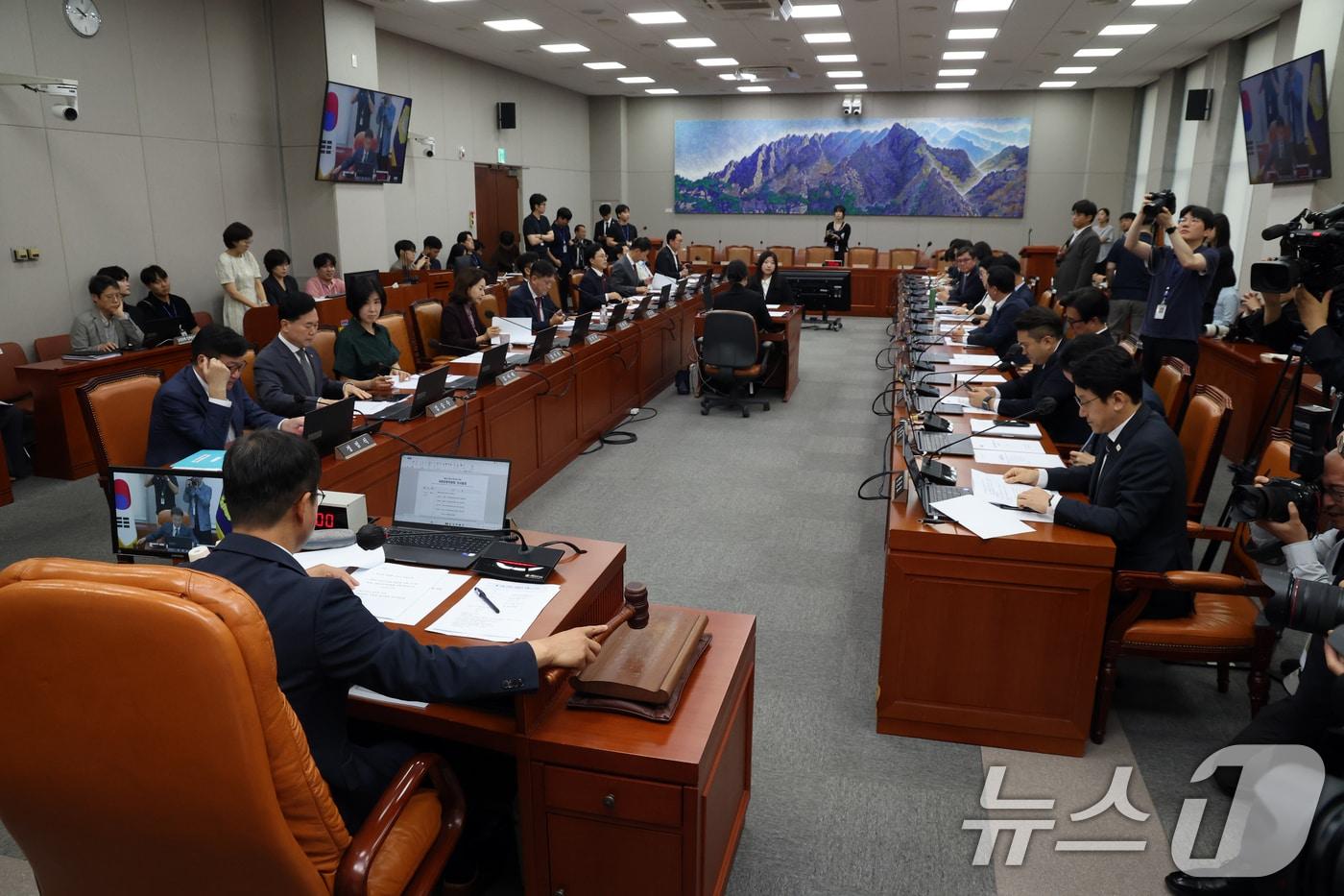 본문 이미지 - 한병도 국회 운영위원장이 29일 오전 서울 여의도 국회에서 열린 운영위원회 전체회의에서 의사봉을 두드리고 있다. ⓒ 뉴스1 황기선 기자