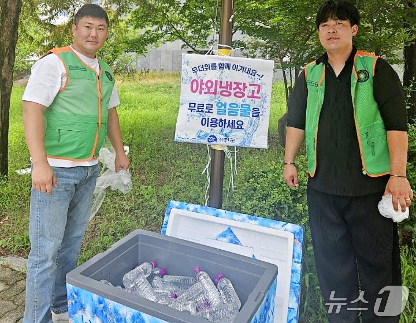 본문 이미지 - 진천군 지역자율방재단 얼음물 무료 제공.(진천군 제공. 재판매 및 DB금지)/뉴스1