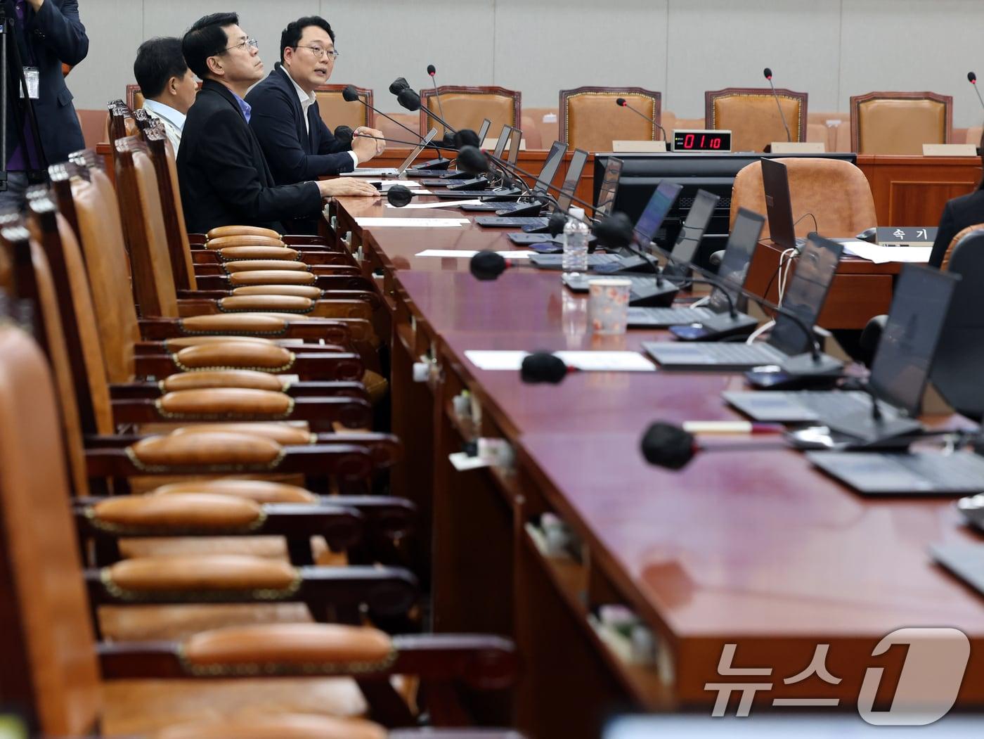 본문 이미지 - 천하람 개혁신당 의원이 지난 7월 29일 오전 서울 여의도 국회에서 열린 운영위원회 전체회의에서 발언을 하고 있는 모습. 이날 국민의힘 의원들은 최장 330일이 걸리는 신속처리안건(패스트트랙) 심사 기간을 90일 이상으로 단축하는 내용의 법안 처리 방식에 반발하며 퇴장했다. 2026.7.29 ⓒ 뉴스1 황기선 기자