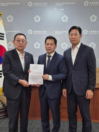 본문 이미지 - 박점곤(왼쪽) 서울시버스노조위원장이 임만균 서울시의장, 유주동 서울시의원(민주·비례)에게 서울시 시내버스 체불임금 즉각 청산 촉구 의견서를 전달했다.(서울시버스노조 제공)