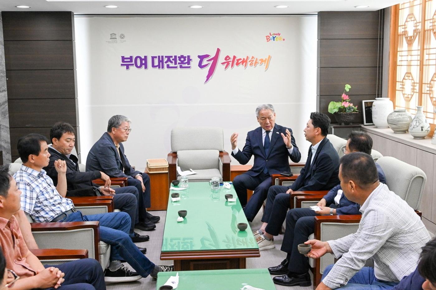 본문 이미지 - 이용우 부여군수(윗줄 오른쪽)가 부여군기업인협의회와 간담회를 하고 있다.(군 제공. 재판매 및 DB금지)/뉴스1