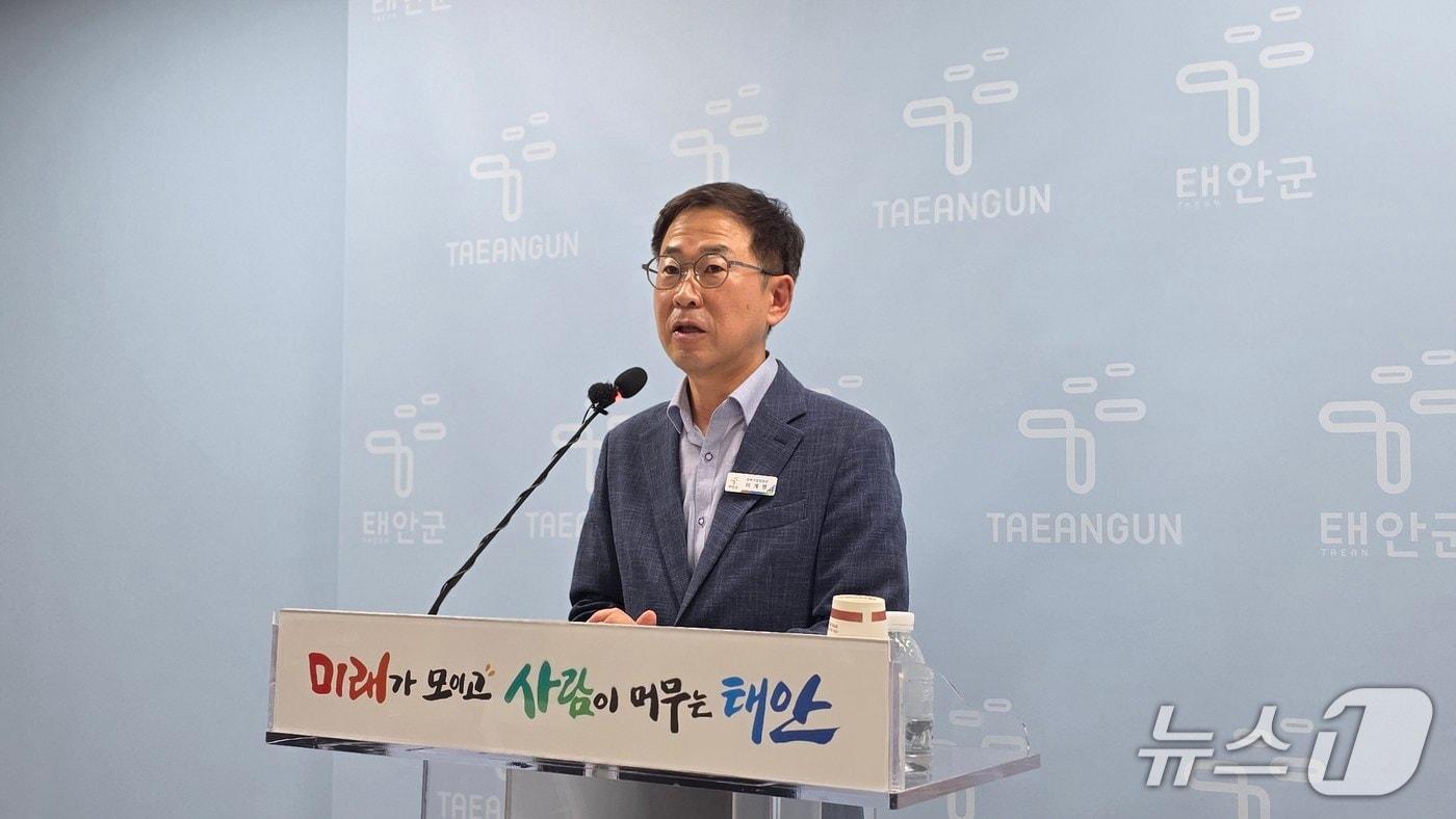 본문 이미지 - 29일 군청 브리핑룸에서 정례브리핑을 하고 있는 이계명 태안군 전략사업담당관ⓒ 뉴스1 김태완 기자