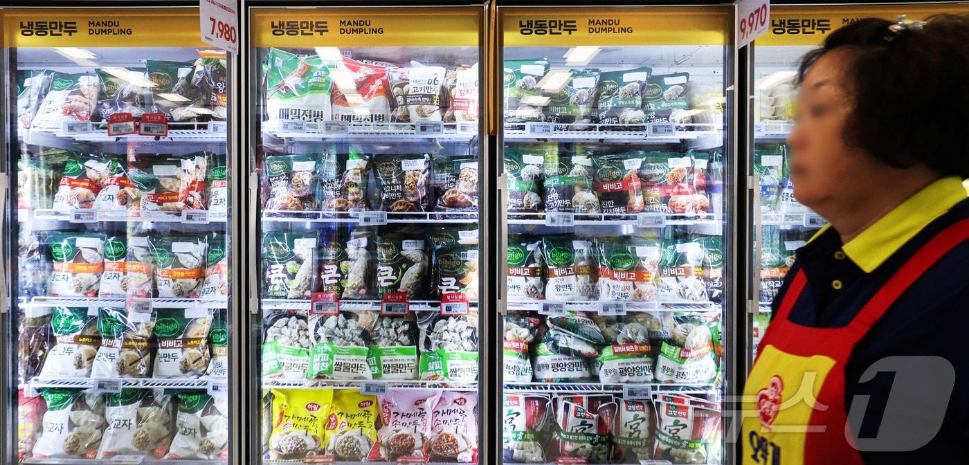 본문 이미지 - 29일 서울 시내 한 대형마트에 냉동만두가 진열되어 있다. 2026.7.29 ⓒ 뉴스1 이종수 기자