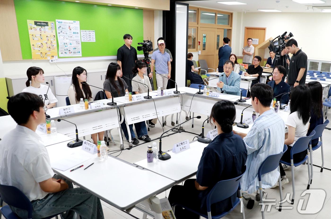 본문 이미지 - 김상욱 울산시장이 29일 울산 북구 동천고등학교를 찾아 '북두칠성 버스 프로젝트'를 진행한 학생들과 대화를 나누고 있다.(울산시 제공. 재판매 및 DB금지)/뉴스1