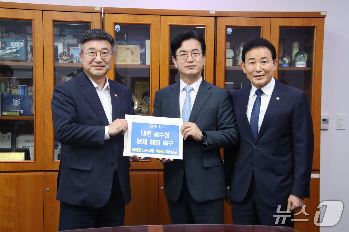 본문 이미지 - 박용갑 의원과 허태정 시장이 29일 오전 윤호중 장관을 만나  대전 중수청 문제 해결을 촉구했다. (의원실 제공) / 뉴스1