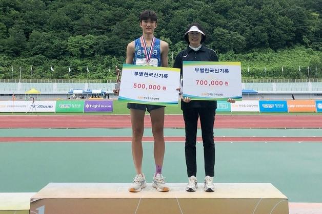 본문 이미지 - 충북체육중학교 곽시헌(왼쪽)이 회장배 24회 전국중고등학교육상경기선수권대회 남자중등부 높이뛰기에서 41년 만에 한국기록을 세웠다.(충북교육청 제공. 재판매 및 DB금지)