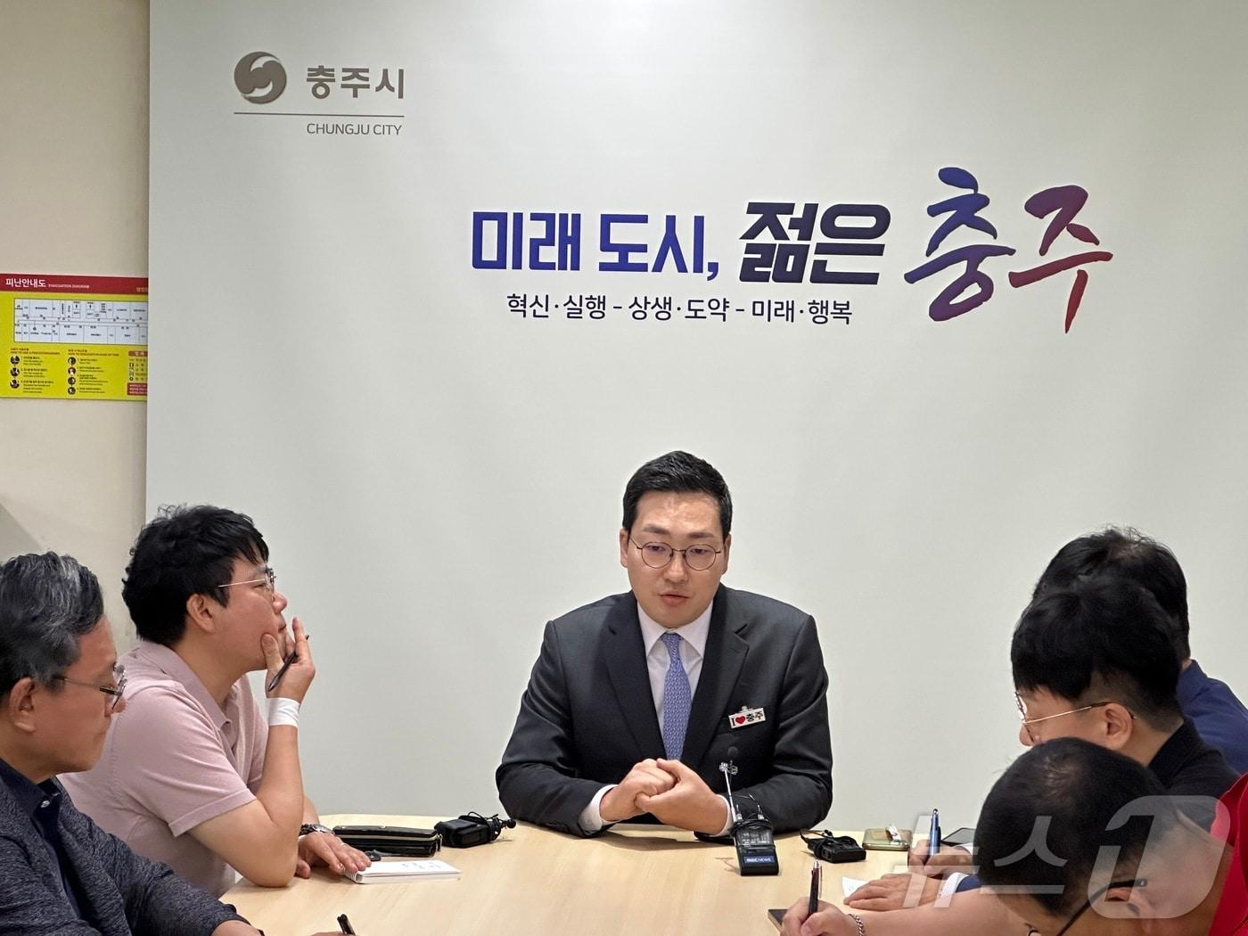 본문 이미지 - 29일 이동석 충북 충주시장이 시청 브리핑룸에서 취임 후 첫 기자간담회를 열어 미래 산업 추진 계획을 밝히고 있다.2026.7.29 ⓒ 뉴스1 윤원진 기자