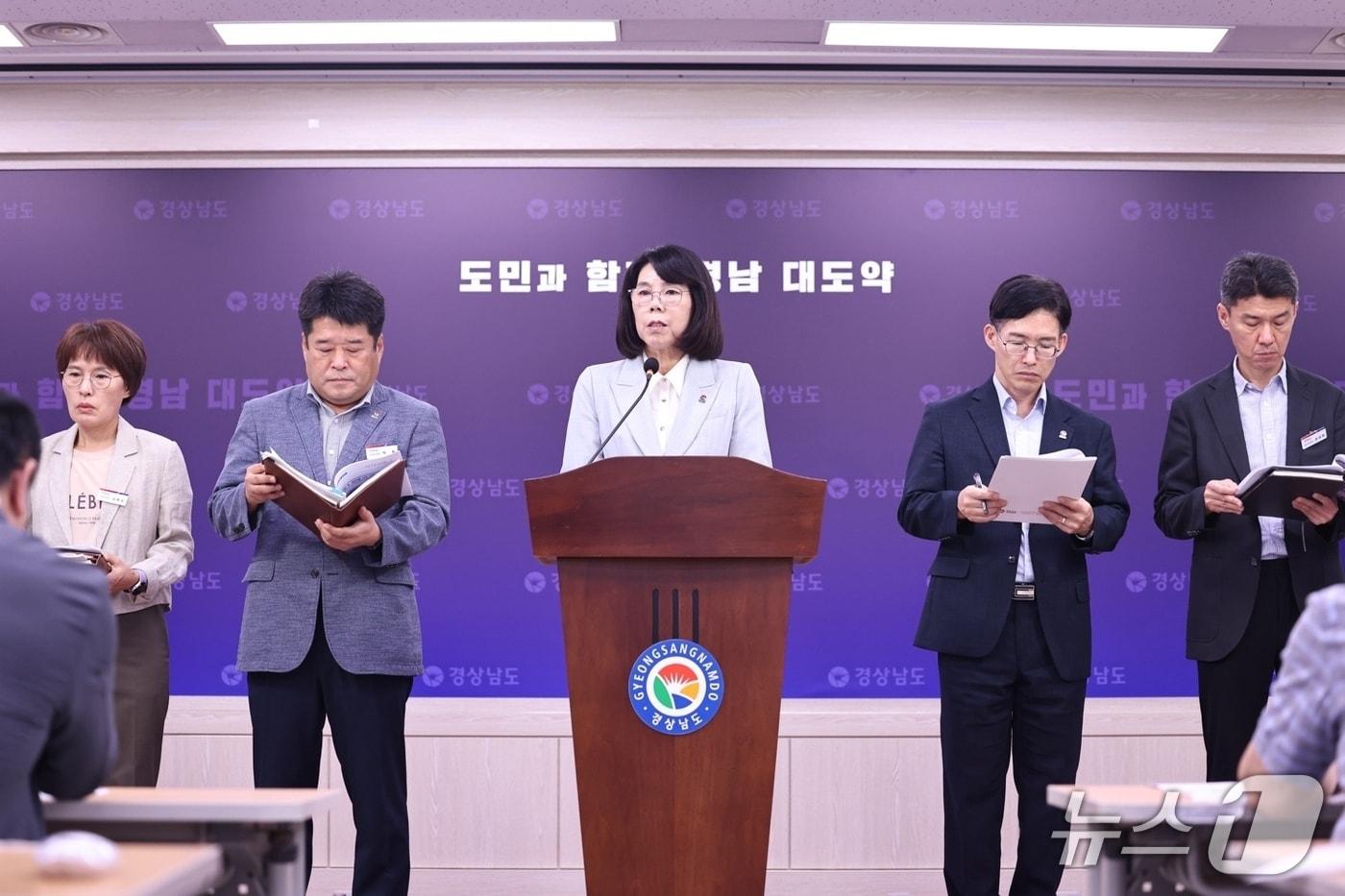 본문 이미지 - 이미화 경남도 산업국장(가운데)이 29일 도청 프레스센터에서 브리핑을 열고 '경남 피지컬 AI 글로벌 1강 선도전략'을 발표하고 있다.(경남도 제공. 재판매 및 DB금지)