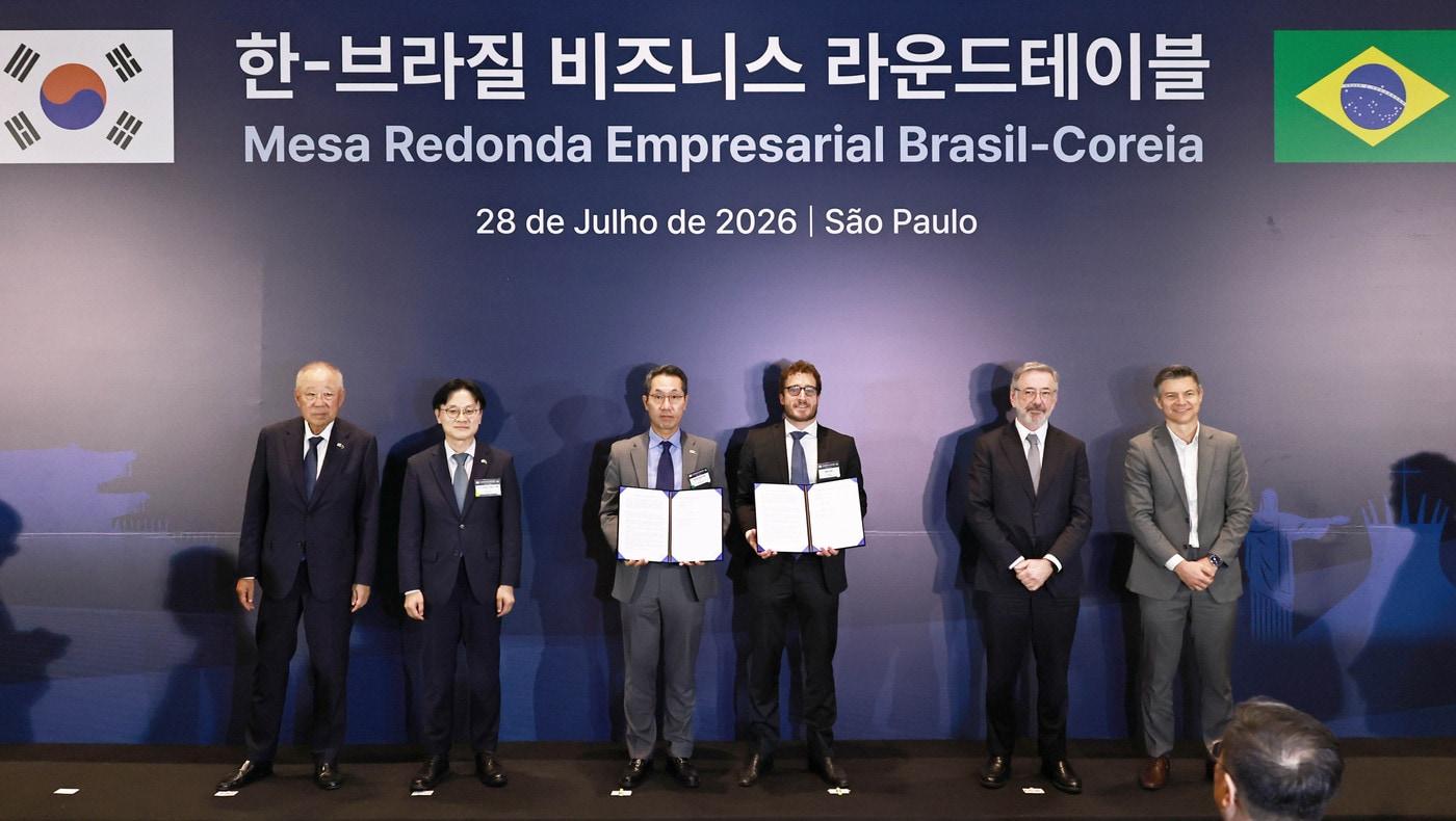 본문 이미지 - 28일(현지시간) 브라질 상파울루에서 열린 '한-브라질 비즈니스 라운드테이블'에서 양국 주요 인사들이 기념 촬영을 하고 있다. (SK바이오팜 제공)