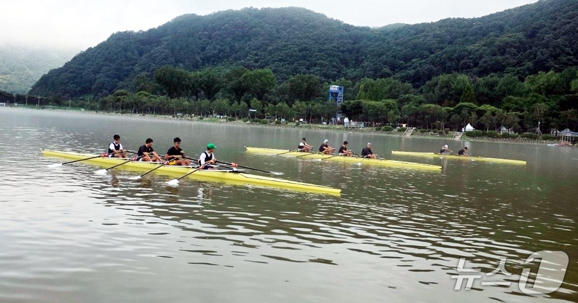 본문 이미지 -  조정 청소년 국가대표팀, 화천 북한강 전지 훈련 현장.(화천군 제공, 재판매 및 DB금지)